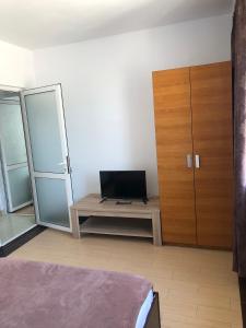 1 dormitorio con 1 cama y TV en una mesa en Apartament Marian Mangalia, en Mangalia