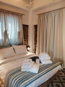 een slaapkamer met een bed met witte handdoeken bij 1920 in Finikounta