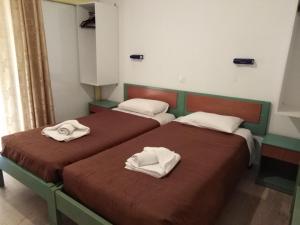 莫拉伊蒂卡的住宿－玫瑰園魯姆斯旅館，客房内的两张床和毛巾