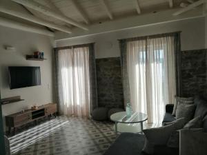 een woonkamer met een bank en een tafel bij 1920 in Finikounta