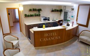 帕多瓦的住宿－Hotel Casanova，一间酒店客房的卡萨布兰卡接待台