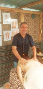 mężczyzna dostający masaż na kobiecie w obiekcie La Casita de Don Daniel w mieście Valle de Anton