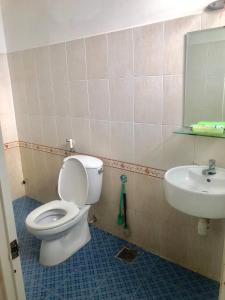 Giang Phuoc Hung hotel في مدينة هوشي منه: حمام مع مرحاض ومغسلة