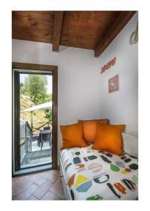 TresanaにあるIl Borgo di Tresanaのベッドルーム(ベッド1台付)、バルコニーが備わります。
