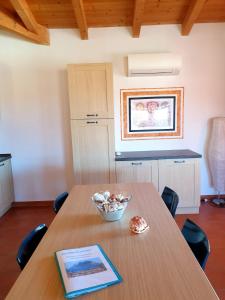 uma cozinha com uma mesa com uma tigela de conchas em Residence Ataras em Porto San Paolo