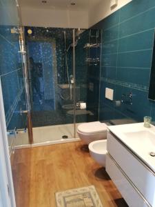 a bathroom with a toilet and a shower and a sink at Appartamento Valeria e Andrea in Porto Santo Stefano