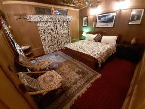 Postel nebo postele na pokoji v ubytování heritage geneva house boat