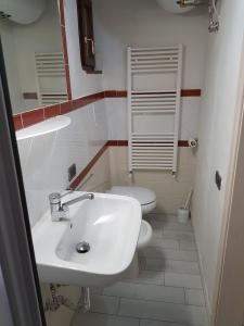 een badkamer met een wastafel en een toilet bij Luciano & Norma's House La Torre in Massa Marittima