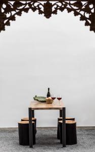 a table with two glasses of wine on it at Saluti Da Stampalia in Astypalaia Town