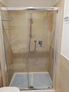 een douche met een glazen deur in de badkamer bij Appartamento Betty in Porto Santo Stefano