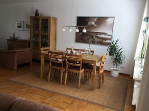 jadalnia z drewnianym stołem i krzesłami w obiekcie Ferienhaus Am Yachthafen w mieście Rendsburg