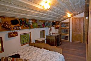 1 dormitorio con cama y techo de madera en Raven's Bed, en Keflavík