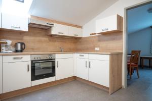 Kuchyňa alebo kuchynka v ubytovaní Seilergasse Apartments by we rent, SUMMERCARD INCLUDED + 18 fotografií