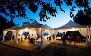 grupa ludzi siedzących pod namiotami na weselu w obiekcie Castello di Leonina Relais - Adults Only w Sienie +37 zdjęć