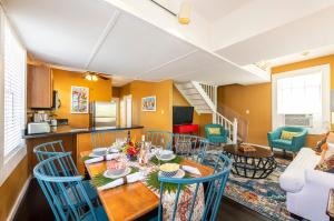 ein Esszimmer und ein Wohnzimmer mit einem Tisch und Stühlen in der Unterkunft Rose Lane Villas in Key West