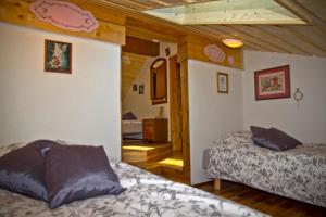 A bed or beds in a room at Raven's Bed