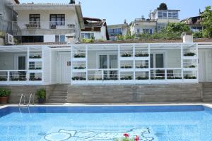 Bazén v ubytování Ascot Hotel Büyükada nebo v jeho okolí