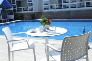 Bazén v ubytování Ascot Hotel Büyükada nebo v jeho okolí