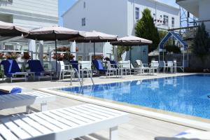 Bazén v ubytování Ascot Hotel Büyükada nebo v jeho okolí