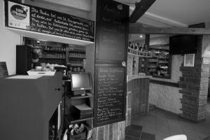 Restauracja z menu na ścianie i lodówką w obiekcie Gästehaus La Mula w mieście Treis-Karden