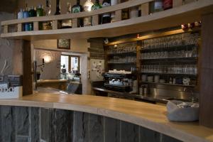 eine Bar in einem Restaurant mit einer Theke in der Unterkunft Gästehaus La Mula in Treis-Karden