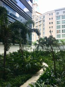 un jardin avec une tour d'horloge dans une ville dans l'établissement 101 Newport Boulevard C1, à Manille 34 autres photos