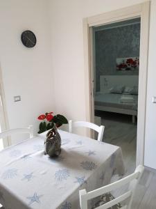 a white table with a vase on top of it at Appartamenti Edia in Lampedusa