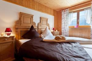 ビュルサーベルクにあるHotel Gasthaus Schäfleの寝室のベッドに寝た熊