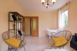 una sala de estar con una mesa y sillas en La Peñita by #cherrygredos, en El Arenal