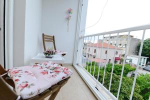 krzesło na balkonie z oknem w obiekcie Apartment Rocky I w mieście Zadar