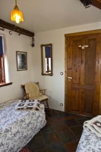 A bed or beds in a room at Raven's Bed
