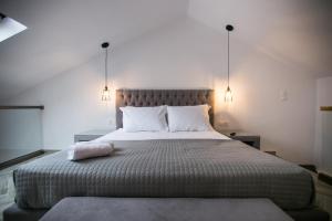 A bed or beds in a room at Anemos Luxury Apartments