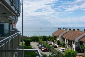 a view from a balcony of houses and the ocean at Precioso apartamento en la playa Barcelona in Cabrera de Mar