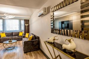 sala de estar con sofá y TV en A Palace Suites, en Estambul