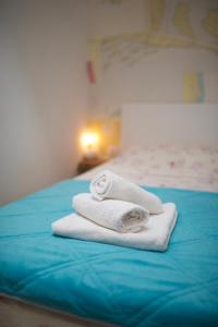 twee handdoeken zittend op een bed bij House 4 Rent Laura in Mali Lošinj