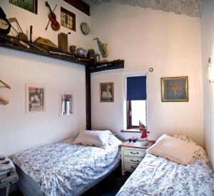 A bed or beds in a room at Raven's Bed