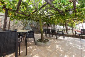 A garden outside Lo Smeraldo Private Pool Villa Ravello by ElodeaGroup