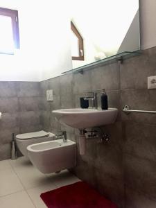 uma casa de banho com um lavatório e um WC em Dimora del cuore em Tirano