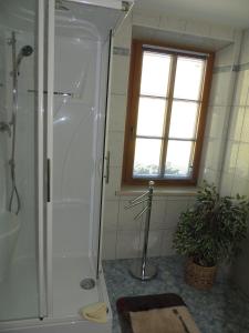 bagno con doccia e lavandino di Gästehaus Taner a Virgen