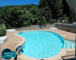 une grande piscine au milieu d'une cour dans l'établissement Costa Morroni, à Levanto