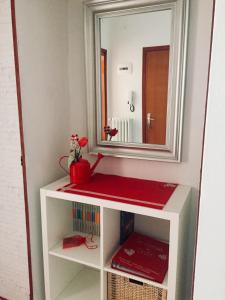 um espelho em cima de uma prateleira num quarto em Dimora del cuore em Tirano