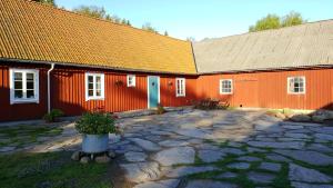 un edificio naranja con un patio delante de él en Carpe Diem Sprängskulla en Veddige