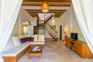- un salon avec un canapé blanc et un escalier dans l'établissement Villa Gayatri Hidden Oasis, à Amed