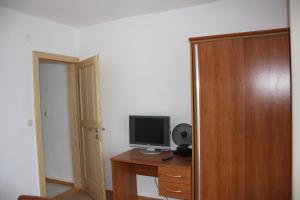 Guesthouse Santor的电视和/或娱乐中心