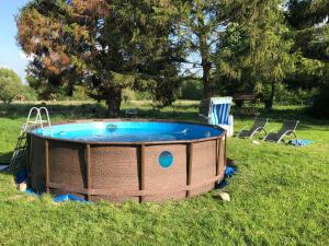ein Whirlpool im Gras mit zwei Stühlen in der Unterkunft Gönndyr in Travemünde