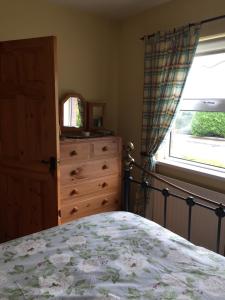 1 dormitorio con 1 cama, vestidor y ventana en Shore Road Enniskillen, en Enniskillen