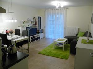 ein Wohnzimmer mit einem Sofa und einem Tisch in der Unterkunft Ferienwohnung am Rhododendronpark, 300 m zum Strand in Graal-Müritz
