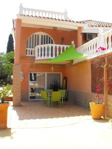 Casa con patio con sombrilla verde en CASA MARTINEZ Studios & Chambre d'Hôtes à 3 kms de MONTSERRAT VALENCIA, en Montroi (Montroy)