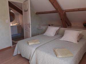 - une chambre avec un lit et 2 serviettes dans l'établissement Ferme de Laprade, à Sauzet