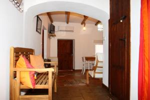 - un salon avec une chaise et une table dans l'établissement Nido Menas, à Torrejón el Rubio
